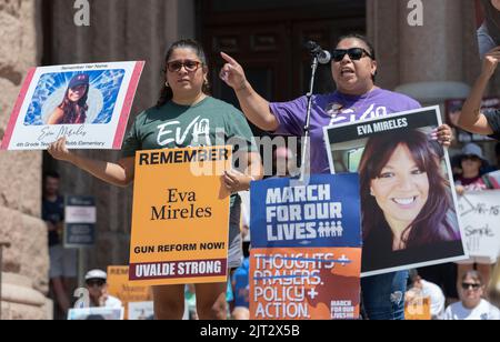 MAGGIE MIRELES (violettes Hemd) prangert den Gouverneur als Familien der Schießerei vom 24. Mai in Uvalde, Texas, an und als Unterstützer-Kundgebung im Texas Capitol, bei der Gouverneur Greg Abbott Maßnahmen gegen Waffengewalt fordert, die die texanischen Schulen erschüttert hat. Auch andere Opfer der Schießereien von Santa Fe, TX und Marjorie Stoneman Douglas nahmen Teil. Mireles' Schwester Eva war bei den Erschießungen getötet worden. Kredit: Bob Daemmrich/Alamy Live Nachrichten Stockfoto