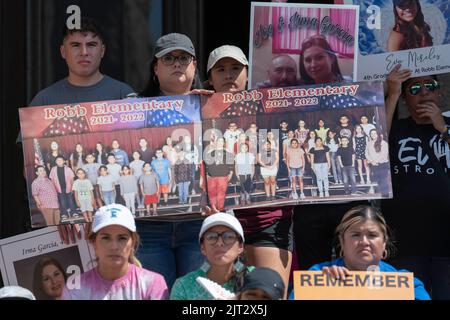 Familien von den Schüssen vom 24. Mai in Uvalde, Texas, und Unterstützer versammeln sich im Texas Capitol und fordern Gouverneur Greg Abbott auf, Maßnahmen gegen Waffengewalt zu ergreifen, die die texanischen Schulen erschüttert hat. Auch andere Opfer der Schießereien von Santa Fe, TX und Marjorie Stoneman Douglas nahmen Teil. Kredit: Bob Daemmrich/Alamy Live Nachrichten Stockfoto