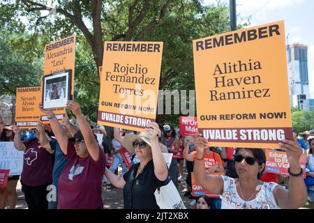 Familien von den Schüssen vom 24. Mai in Uvalde, Texas, und Unterstützer versammeln sich im Texas Capitol und fordern Gouverneur Greg Abbott auf, Maßnahmen gegen Waffengewalt zu ergreifen, die die texanischen Schulen erschüttert hat. Auch andere Opfer der Schießereien von Santa Fe, TX und Marjorie Stoneman Douglas nahmen Teil. Kredit: Bob Daemmrich/Alamy Live Nachrichten Stockfoto