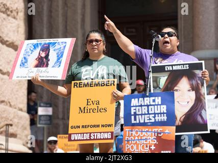 Austin, TX, USA. 27. August 2022. MAGGIE MIRELES (violettes Hemd) prangert den Gouverneur als Familien der Schießerei vom 24. Mai in Uvalde, Texas, an und als Unterstützer-Kundgebung im Texas Capitol, bei der Gouverneur Greg Abbott Maßnahmen gegen Waffengewalt fordert, die die texanischen Schulen erschüttert hat. Auch andere Opfer der Schießereien von Santa Fe, TX und Marjorie Stoneman Douglas nahmen Teil. Mireles' Schwester Eva war bei den Erschießungen getötet worden. (Bild: © Bob Daemmrich/ZUMA Press Wire) Stockfoto