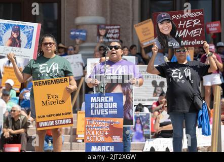 Austin, TX, USA. 27. August 2022. MAGGIE MIRELES (violettes Hemd) prangert den Gouverneur als Familien der Schießerei vom 24. Mai in Uvalde, Texas, an und als Unterstützer-Kundgebung im Texas Capitol, bei der Gouverneur Greg Abbott Maßnahmen gegen Waffengewalt fordert, die die texanischen Schulen erschüttert hat. Auch andere Opfer der Schießereien von Santa Fe, TX und Marjorie Stoneman Douglas nahmen Teil. Mireles' Schwester Eva war bei den Erschießungen getötet worden. (Bild: © Bob Daemmrich/ZUMA Press Wire) Stockfoto