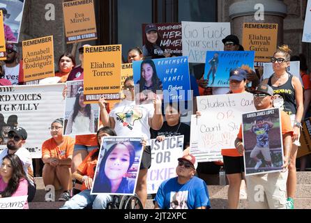 Austin, TX, USA. 27. August 2022. Familien von den Schüssen vom 24. Mai in Uvalde, Texas, und Unterstützer versammeln sich im Texas Capitol und fordern Gouverneur Greg Abbott auf, Maßnahmen gegen Waffengewalt zu ergreifen, die die texanischen Schulen erschüttert hat. Auch andere Opfer der Schießereien von Santa Fe, TX und Marjorie Stoneman Douglas nahmen Teil. (Bild: © Bob Daemmrich/ZUMA Press Wire) Stockfoto