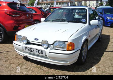 Ein Ford Escort Mk3 RS Turbo aus dem Jahr 1988 stand auf der Oldtimer-Ausstellung der englischen Riviera in Paignton, Devon, England, Großbritannien. Stockfoto