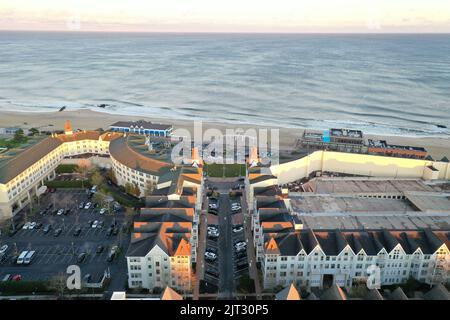 Eine Drohnenaufnahme des Pier Village in Long Branch, New Jersey, und des Atlantischen Ozeans bei Sonnenuntergang Stockfoto