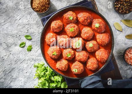 Traditionell gewürzte Fleischbällchen aus dem Nahen Osten in Tomatensauce „Dawood Basha“. Serviert mit Reis mit Vermicelli. Nahaufnahme mit Kopierbereich. Stockfoto