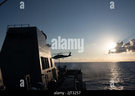 220826-N-DH616-0002 MITTELMEER (26. August 2022) Ein „Jaguar 606“ des Hubschrauber-Seeschlagergeschwaders 60 (HSM 60) aus dem Jahr MH60R startet vom Flugdeck des Lenkflugkörper-Zerstörers USS Forrest Sherman der Arleigh Burke-Klasse (DDG 98). Forrest Sherman (DDG 98) ist das Flaggschiff der ständigen NATO Maritime Group Two (SNMG2), einer multinationalen integrierten Task Group, die eine ständige und sichtbare Erinnerung an die Solidarität und den Zusammenhalt der Allianz projiziert und der Allianz eine kontinuierliche maritime Fähigkeit zur Erfüllung einer Vielzahl von Aufgaben bietet, Einschließlich Übungen und Operationen in der Praxis i Stockfoto