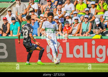 ELCHE, SPANIEN - 27. AUGUST: Johan Mojica von Elche CF und Brais Mendez von Real Sociedad während des Spiels zwischen Elche CF und Real Sociedad de Futbol von La Liga Santander am 27. August 2022 in Martínez Valero in Elche, Spanien. (Foto von Samuel Carreño/ PX Images) Stockfoto