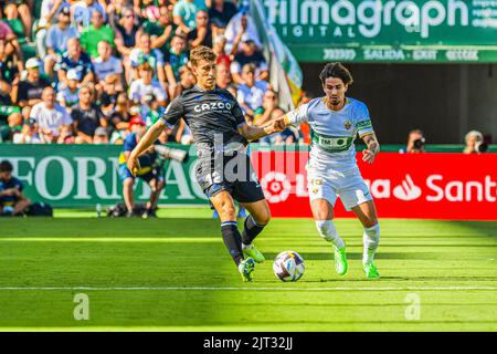 ELCHE, SPANIEN - 27. AUGUST: Aihen Muñoz von Real Sociedad und Alex Collado von Elche CF während des Spiels zwischen Elche CF und Real Sociedad de Futbol von La Liga Santander am 27. August 2022 im Martínez Valero in Elche, Spanien. (Foto von Samuel Carreño/ PX Images) Stockfoto