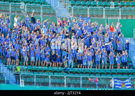 ELCHE, SPANIEN - 27. AUGUST: Echte Sociedad-Fans während des Spiels zwischen Elche CF und Real Sociedad de Futbol von La Liga Santander am 27. August 2022 im Martínez Valero in Elche, Spanien. (Foto von Samuel Carreño/ PX Images) Stockfoto