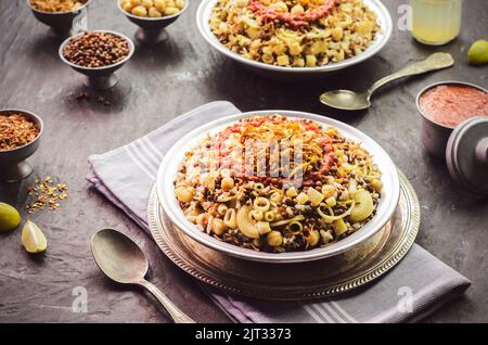Arabische Küche; traditionelle ägyptische Küche: Köstlicher Reis aus Kushary oder Koushari, Nudeln, Kichererbsen, Linsen, knusprig gebratene Zwiebeln und frische Zitrone. Stockfoto