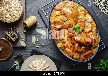 Arabische Küche; ägyptisches traditionelles Gericht „gebackene Kartoffeln mit gebratenem Huhn“ serviert mit orientalischem Reis mit Vermicelli. Draufsicht mit Kopierbereich. Stockfoto