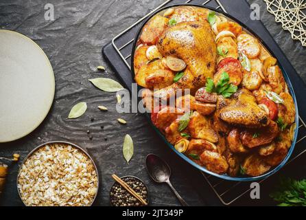 Arabische Küche; ägyptisches traditionelles Gericht „gebackene Kartoffeln mit gebratenem Huhn“ serviert mit orientalischem Reis mit Vermicelli. Draufsicht mit Kopierbereich. Stockfoto