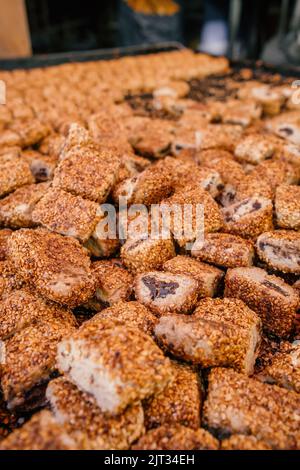 Süße Kekse mit Sesam, genannt Mardin Suryani coregi, Türkei Stockfoto