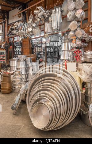 Edelstahl-Utensil zum Verkauf auf einem Kupferschmied-Basar in Gaziantep, Türkei Stockfoto