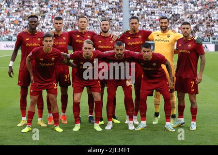 Turin, Italien, 27.. August 2022. Die AS Roma, die elf beginnen, stehen vor dem Start für ein Teamfoto an, in der hinteren Reihe ( L bis R ); Tammy Abraham, Gianluca Mancini, Nemanja Matic, Bryan Cristante, Chris Smalling, Rui Patricio und Lorenzo Pellegrini, erste Reihe ( L bis R ); Paulo Dybala, Rick Karsdorp, Leonardo Spinazzola und Roger Ibanez, in der Serie A Spiel im Allianz Stadium, Turin. Bildnachweis sollte lauten: Jonathan Moscrop / Sportimage Stockfoto