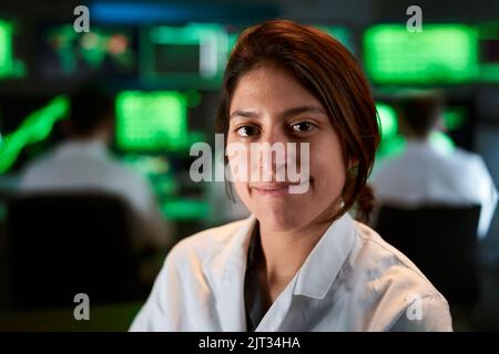 Ärztin lächelnde Ärztin, die auf die Kamera schaut. Forschung glücklich Frau Wissenschaftlerin in einem Biological Applied Science Research Laboratory. Ingenieure in Stockfoto