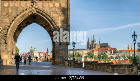 Altstädter Brückenturm, Karlsbrücke und Prager Burg am Morgen in Prag, Tschechische Republik. Stockfoto