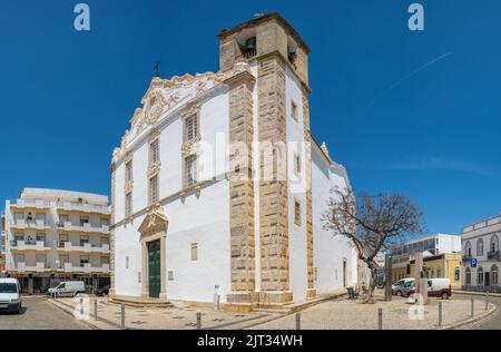 Blick auf die Hauptkirche der Stadt Olhao, Portugal. Stockfoto
