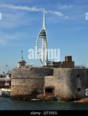 DREI TÜRME DER SPINNAKER-TURM, DER RUNDE TURM UND DER QUADRATISCHE TURM AM EINGANG ZUM HAFEN VON PORTSMOUTH PIC MIKE WALKER,2012 Stockfoto