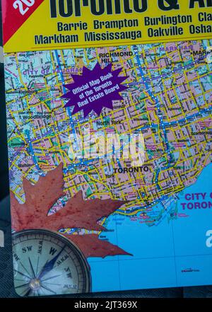 Toronto, Kanada, Oktober 2019 - Ein offizielles Kartenbuch aus dem Jahr 2007 von Toronto und den umliegenden Gebieten half früher bei der Wegbeschreibung vor dem GPS Stockfoto