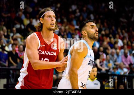 Victoria, Kanada. 25. August 2022. Victoria, British Columbia, Kanada, 25. 2022. August: Kelly Olynyk (13 Kanada) und Facundo Campazzo (7 Argentinien) schauen sich während der FIBA Basketball World Cup 2023 Qualifiers zwischen Kanada und Argentinien am 25.. August 2022 im Save-on-Foods Memorial Center in Victoria, British Columbia, Kanada, an. (Amy Elle/SPP) Quelle: SPP Sport Press Photo. /Alamy Live News Stockfoto