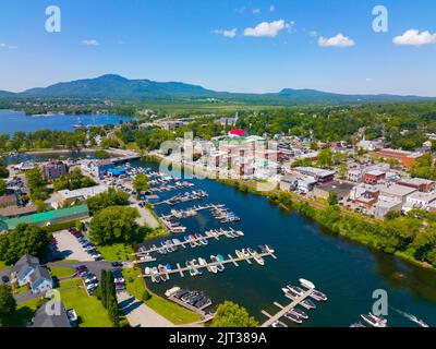 Magog City Luftaufnahme an der Mündung des Magog River zum Lake Memphremagog, Magog, Memphremagog County, Quebec QC, Kanada. Stockfoto