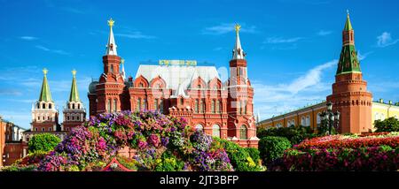 Landschaftsgestaltung von Moskau, Russland. Kreml und Historisches Museum (es steht auf dem Dach) im Hintergrund, alte Wahrzeichen Moskaus. Panorama der Blume ga Stockfoto