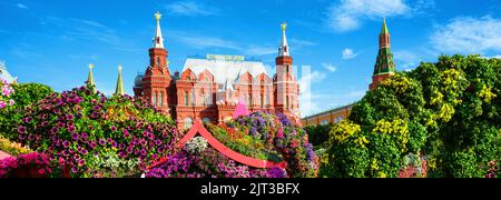 Blumenpanorama vom Moskauer Kreml, Russland. Historisches Museum (es steht auf dem Dach) im Hintergrund, altes Wahrzeichen Moskaus. Panoramablick auf beaut Stockfoto