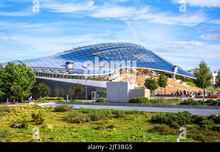 Zaryadye Parkansicht, Moskau, Russland. Szenerie des Konzert-Amphitheaters, neues Wahrzeichen der Stadt in Zaryadye, schöner Landschaftspark in Summ Stockfoto