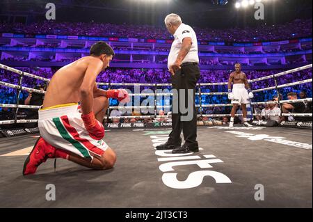 Die YouTube-Persönlichkeit KSI aus England und Luis Alcaraz Pineda aus Mexiko bei ihrem ‘Two Fights in One Night’ Cruiserweight Boxkampf Stockfoto