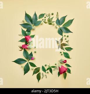 Grüne Blätter und Blumen Rahmen, natürliche Bio-floralen Mockup Flatlay. Stockfoto