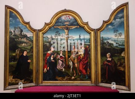 Triptychon der Kreuzigung, flankiert vom knienden Spender und seiner Frau, von Joos van Cleve, Ansicht 1, 1500-1550 n. Chr., Stockfoto