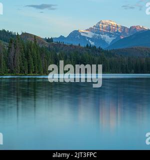 Mount Edith Cavell Gipfel bei Sonnenuntergang am Beauvert Lake, Jasper Nationalpark, Alberta, Kanada. Stockfoto