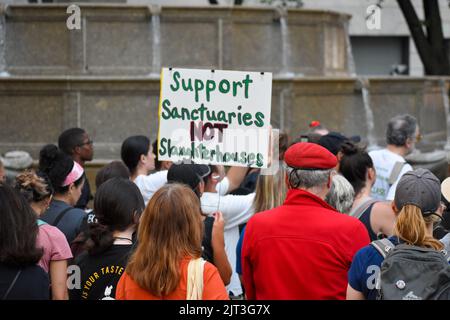 Die Teilnehmerin der Rallye hält ein Schild zur Bekämpfung von Tiermissbrauch vor dem Pulitzer-Brunnen in Manhattan, um das Ende des Kutschenmissbrauchs in New Yor zu fordern Stockfoto