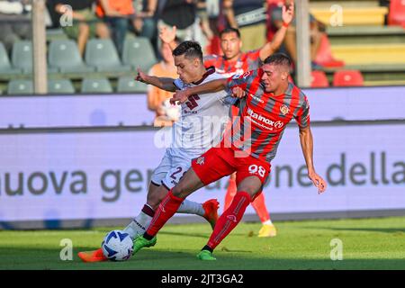 Cremona, Italien. 27. August 2022. Giovannii Zini Stadium, 27.08.22 Samuele Ricci (28 Turin) und Luca Zanimacchia (98 Cremonese) während des Serie-A-Spiels zwischen US Cremonese und Turin im Giovanni Zini Stadium in Cremona, Italia Soccer (Cristiano Mazzi/SPP) Credit: SPP Sport Press Photo. /Alamy Live News Stockfoto