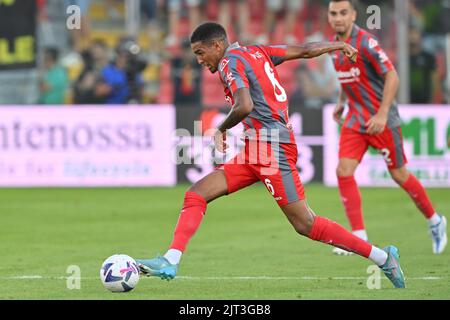 Cremona, Italien. 27. August 2022. Giovannii Zini Stadium, 27.08.22 Charles Pickel (6 Cremonese) während der Serie Ein Spiel zwischen US Cremonese und Turin im Giovanni Zini Stadium in Cremona, Italia Soccer (Cristiano Mazzi/SPP) Credit: SPP Sport Press Photo. /Alamy Live News Stockfoto