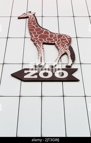 Berlin, Deutschland - 13. Juli 2020: Berliner Zoo-Schild an einer Wand. Der Berliner Zoologische Garten ist der älteste erhaltene und bekannteste Zoo Deutschlands Stockfoto