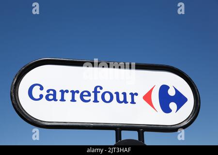 Villars, Frankreich - 16. Juli 2016:Carrefour-Zeichen auf einem Panel Carrefour ist ein französischer multinationaler Einzelhändler und eine der größten Hypermarktketten Stockfoto