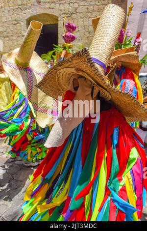 Darsteller, die in Tiliche-Kostümen verkleidet waren, bei einer Parade namens „Calenda de Bodas“ im historischen Zentrum von Oaxaca-Stadt, Mexiko Stockfoto