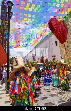 Darsteller, die in Tiliche-Kostümen verkleidet waren, bei einer Parade namens „Calenda de Bodas“ im historischen Zentrum von Oaxaca-Stadt, Mexiko Stockfoto