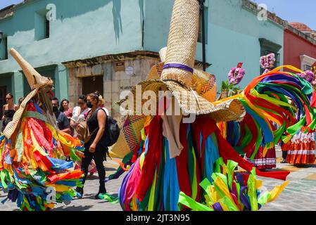 Darsteller, die in Tiliche-Kostümen verkleidet waren, bei einer Parade namens „Calenda de Bodas“ im historischen Zentrum von Oaxaca-Stadt, Mexiko Stockfoto