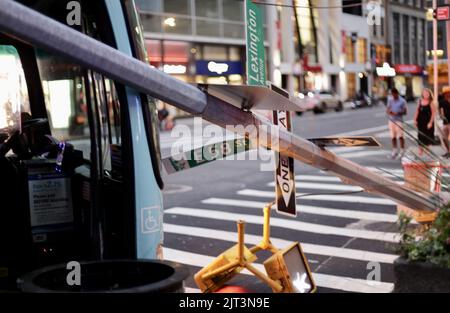 New York, USA. 27. August 2022. (NEUER) MTA Bus verwickelt in einen Unfall, bei dem nur eine Frau in Manhattan verletzt wurde. 27. August 2022, New York, USA: Ein MTA-Bus war an einem Unfall beteiligt, bei dem der Straßenposten und die Semaphore an der Ecke der Lexington Avenue mit der Straße 58 in Manhattan zerstört wurden, wobei nur eine weiße Frau von 70s verletzt wurde und sie sofort in ein nahegelegenes Krankenhaus gebracht wurde. FDNY, New York City Feuerwehrleute kamen zu Hilfe und auch Ersthelfer. 58 und 59 Straßen wurden gesperrt, was zu einem starken Stau führte. NYPD-Beamte fuhren am Tatort fort, die Ursache zu untersuchen. (Credit Im Stockfoto