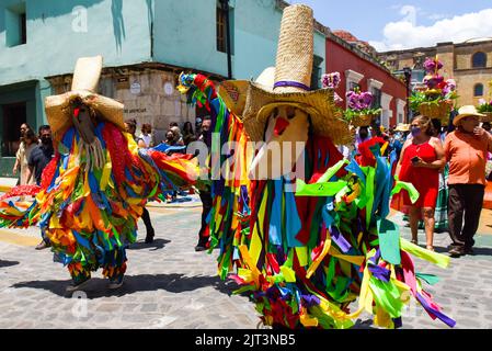 Darsteller, die in Tiliche-Kostümen verkleidet waren, bei einer Parade namens „Calenda de Bodas“ im historischen Zentrum von Oaxaca-Stadt, Mexiko Stockfoto