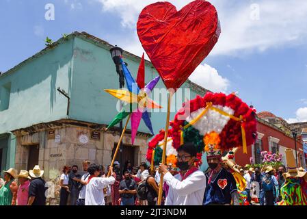 Mexikanische Hochzeitsparade namens „Calenda de Bodas“ im historischen Zentrum von Oaxaca-Stadt, Mexiko Stockfoto