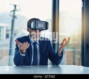 Treffen mit internationalen Kollegen. Geschäftsmann mit VR-Headset im Büro. Stockfoto