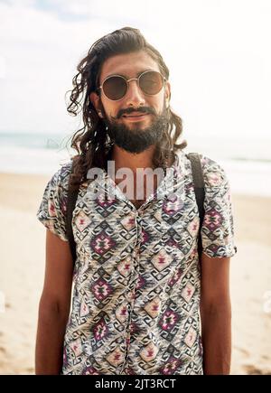 Machen Sie eine Pause, es ist gut für Ihre Seele. Porträt eines glücklichen jungen Reisenden, der die Sehenswürdigkeiten eines Inselurlaubs mitnimmt. Stockfoto