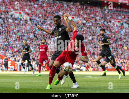 Liverpool. 28. August 2022. Luis Diaz (R) von Liverpools wird vom Bournemouth-Team Jefferson Lerma während des Spiels der englischen Premier League zwischen Liverpool und AFC Bournemouth am 27. August 2022 in Liverpool, Großbritannien, herausgefordert. Quelle: Xinhua/Alamy Live News Stockfoto