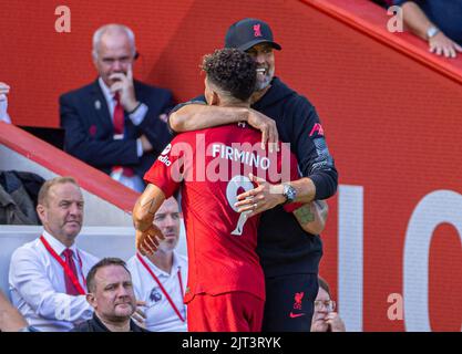 Liverpool. 28. August 2022. Liverpools Manager Jurgen Klopp (R) schließt sich dem Torschützen Roberto Firmino an, der während des Spiels der englischen Premier League zwischen Liverpool und AFC Bournemouth am 27. August 2022 in Liverpool, Großbritannien, ersetzt wird. Quelle: Xinhua/Alamy Live News Stockfoto