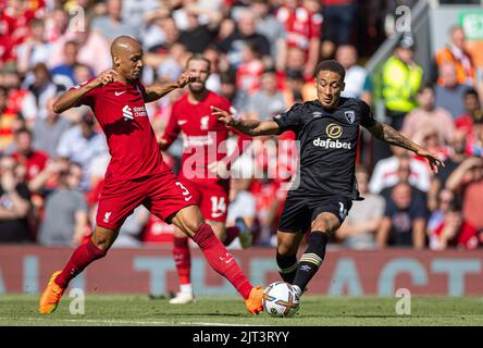 Liverpool. 28. August 2022. Fabinha (L) von Liverpool fordert Bournemouth's Marcus Tavernier während des Spiels der englischen Premier League zwischen Liverpool und AFC Bournemouth am 27. August 2022 in Liverpool, Großbritannien, heraus. Quelle: Xinhua/Alamy Live News Stockfoto