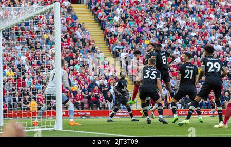 Liverpool. 28. August 2022. Liverpools Luis Diaz (3. L) schießt am 27. August 2022 beim Spiel der englischen Premier League zwischen Liverpool und AFC Bournemouth in Liverpool, Großbritannien, ein Tor. Quelle: Xinhua/Alamy Live News Stockfoto